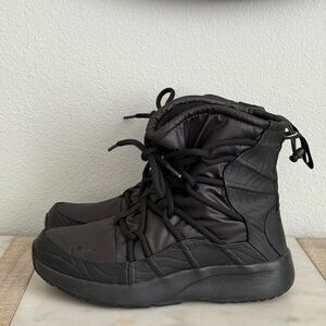 Nike Tanjun Women's Black Lace Up Sneaker Boot in Size 7.5